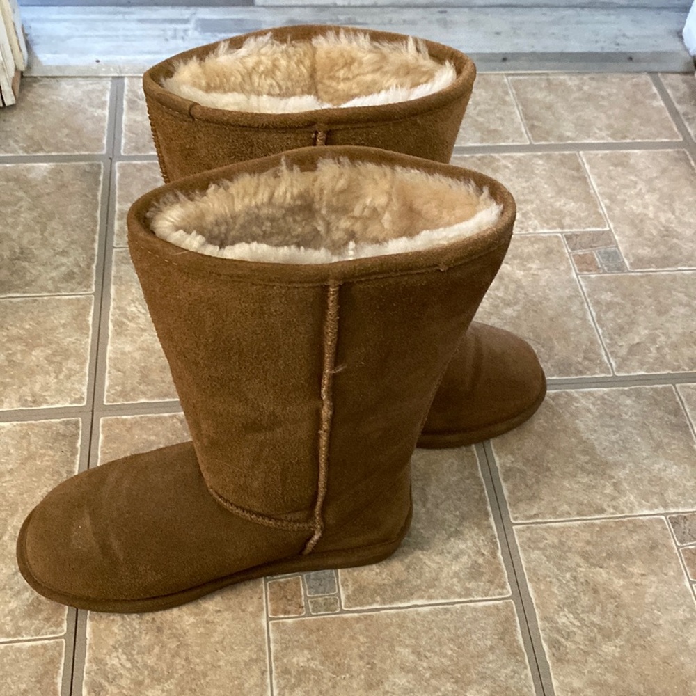 BearPaw boots in good condition size 8.